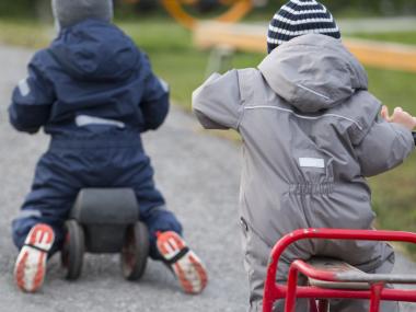 Børn der leger på legeplads